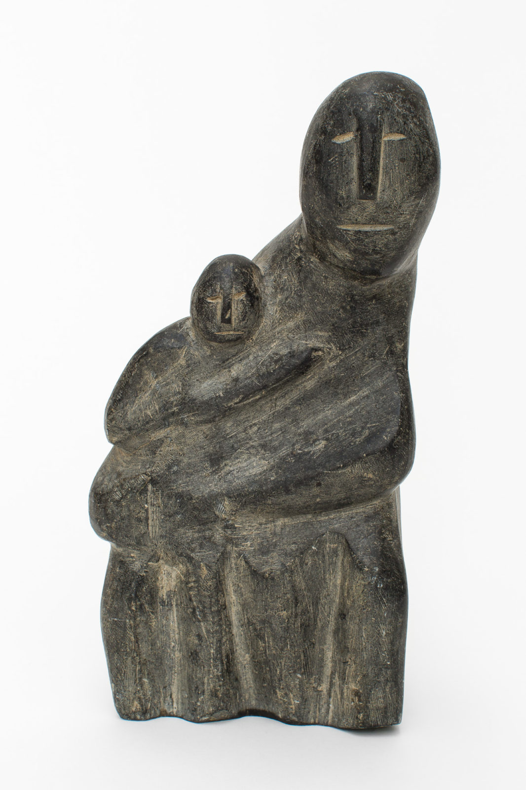 Elizabeth Nutaraluk Aulatjut - untitled (mother and child)